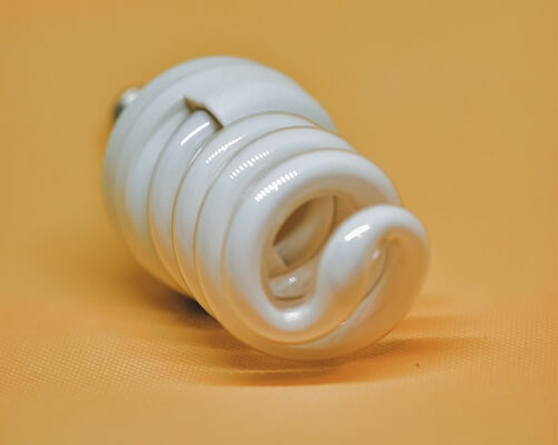 日光浴ライトの選び方を示す画像。マルカンとビバリアの特徴を比較