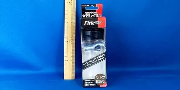 手動スパイスミルの写真。ズプリームペレットを砕くには力が必要で使いづらいことを示す画像