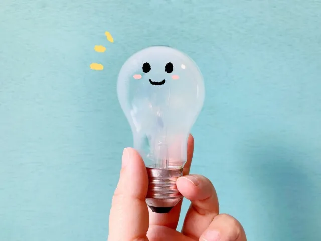 保温電球の2タイプを比較するイメージ。光るタイプと光らないセラミックタイプの違いを図解