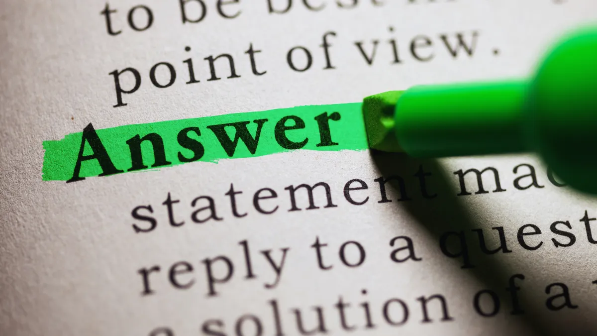 インコ用アクリルケースに関するよくある質問とその回答を一覧化したインフォグラフィック。防音効果、換気、酸欠リスク、DIY、費用対効果などのテーマを網羅