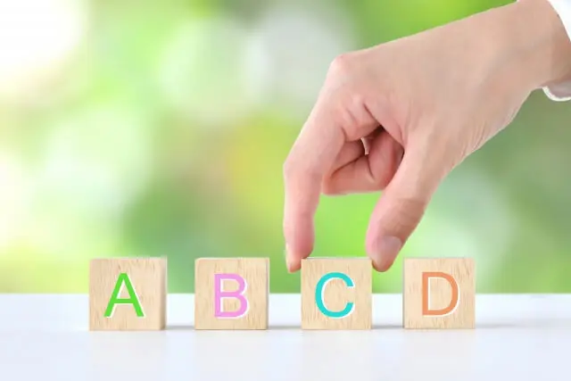 ズプリーム・ハリソン・ラウディブッシュなど主要ペレットブランドの比較表。製品名・特徴・着色料・価格帯・嗜好性を一覧で比較できる表形式の図