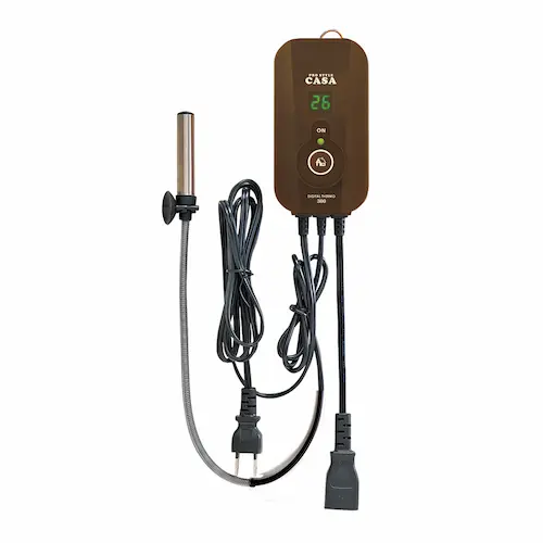 マルカンCASAデジタルサーモ300の商品画像。液晶画面に現在温度と設定温度が表示されている