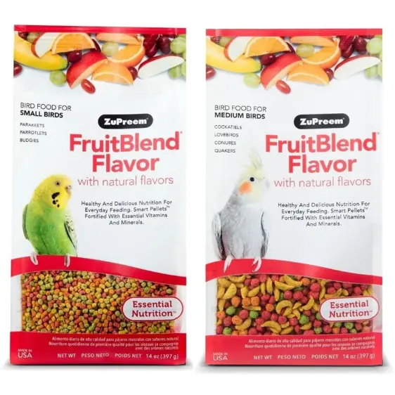 ズプリームフルーツブレンドのカラフルなペレット。赤・緑・黄・オレンジの4色とフルーツの甘い香りで食欲を刺激、XSからLまでサイズ展開豊富