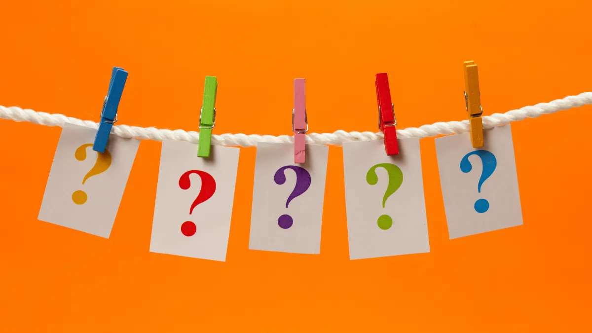 インコの熱中症に関するよくある質問を示す図。危険温度、扇風機の効果、回復後の注意点、水浴びの効果、冬の熱中症リスクなど飼い主が悩みやすいポイントを解説