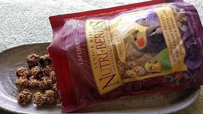 ラフィーバーのニュートリベリー（シニア用）製品画像。ペレットがシードで固められたおこしタイプのゲートウェイフード。