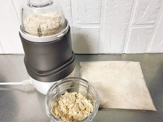 電動ミルまたは手動ミルを使ってペレットを砕く方法。均一な大きさに粉砕できる便利な道具を示す