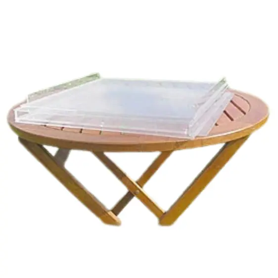 バードモアアクリルケースの組み立て作業の様子。工具不要で手だけで組み立てられる構造を示す写真。パネルがスムーズに組み合わさっている。