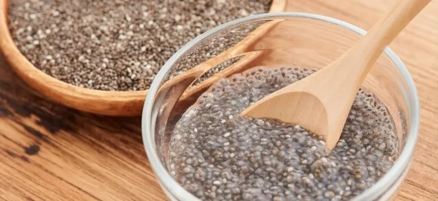 チアシードとフラックスシードの卵代替法の説明図。水に浸してジェル状になったチアシードとフラックスシードの様子