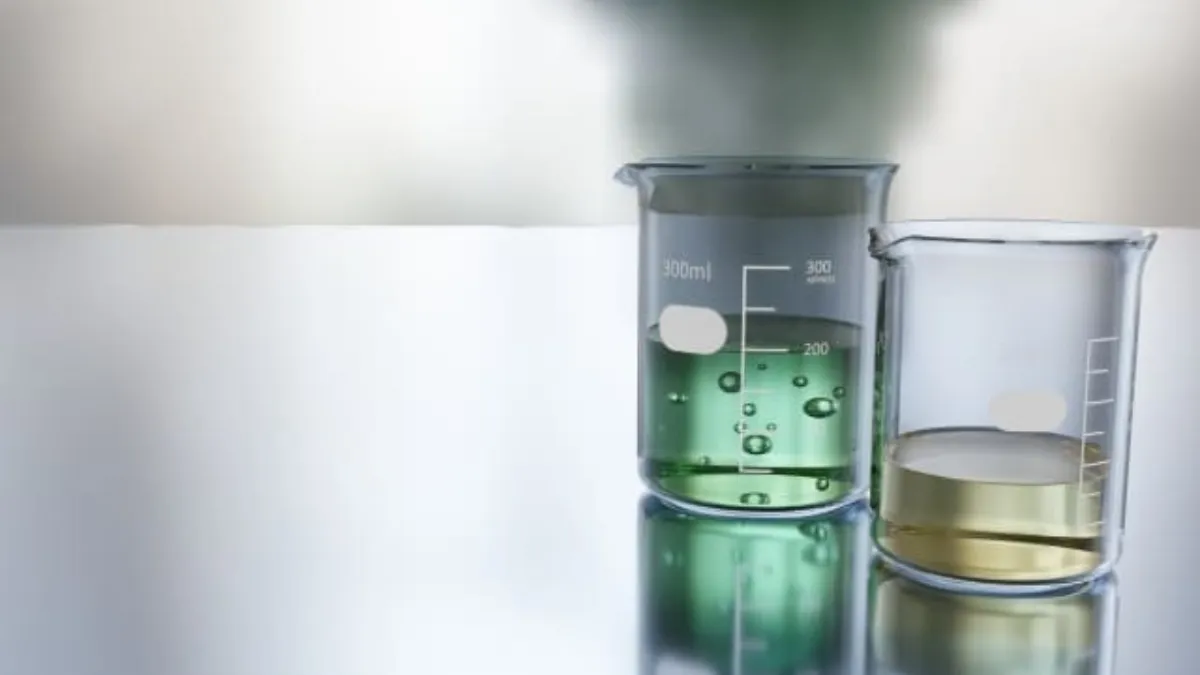 密閉されたビニールカバー内で酸欠状態になっているインコ。空気循環が止まり危険な状態を示す図解